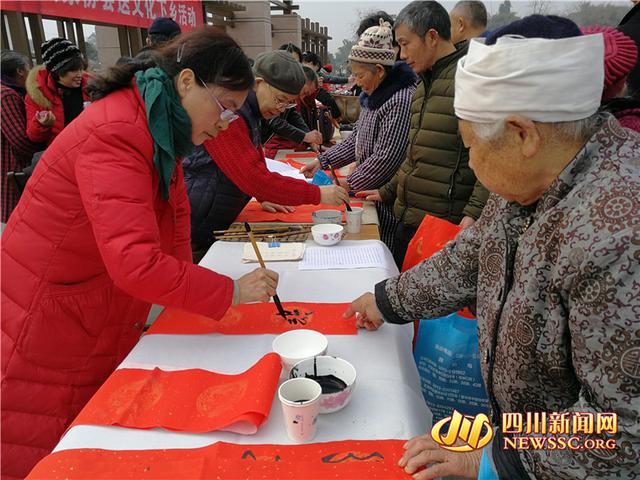 入新居对联自贡瓦高村住新房贴春联贫困户家的年味越来越浓